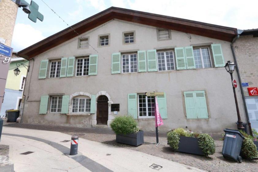 2020_cltb_renovation_batiment_du_17e_en_local_commercial_et_logements_voreppe_00