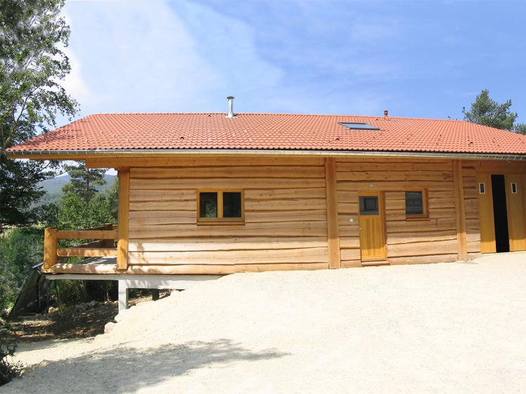 01-maison-ecologique-en-bois-neuve.jpg