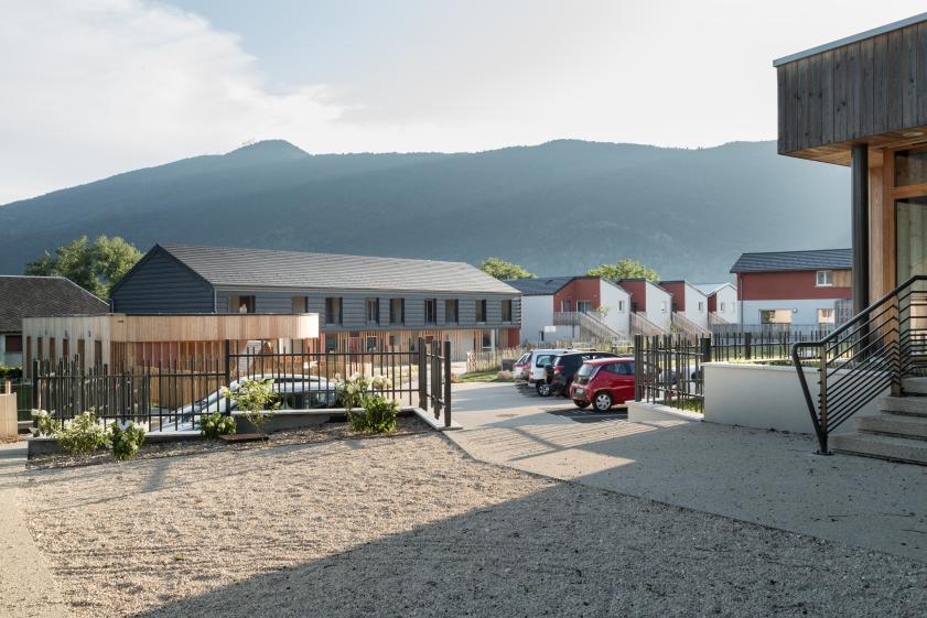 Vue de l'allée en prolongement de l'extension de mairie
