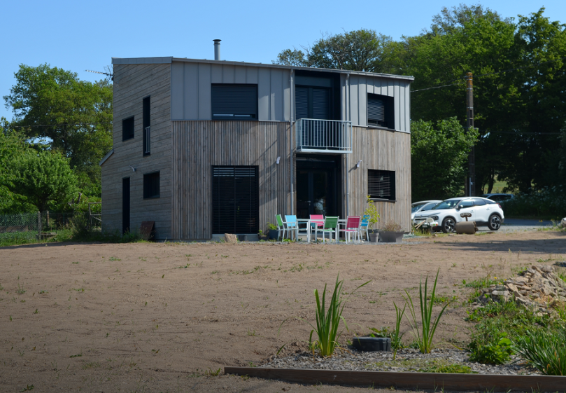 Façade principale de la maison au Sud, profitant de la course du soleil sur le j