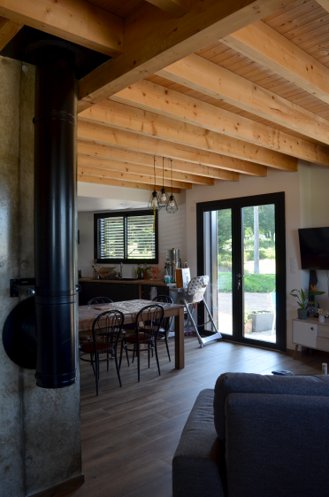 Une luminosité qui met en valeur les matériaux bruts de la maison.