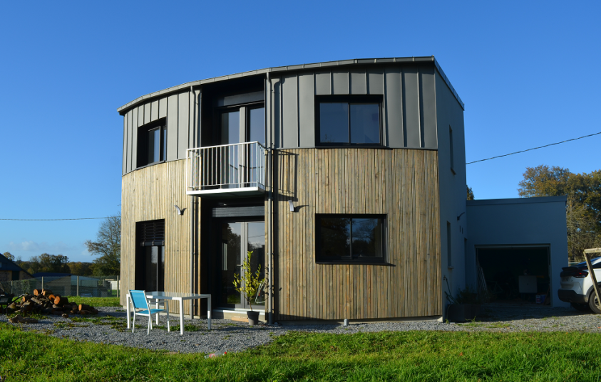 Soleil de fin de journée sur la maison et le terrain qui se végétalisera à mesur