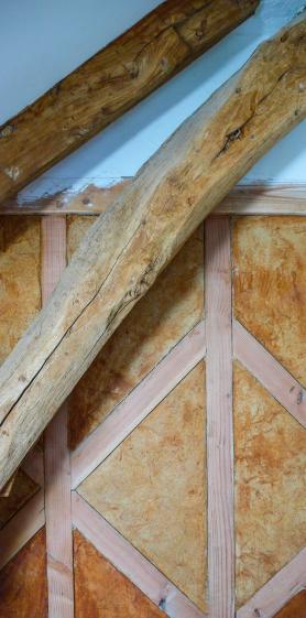 Cloisonnement en bois, avec remplissage en terre prélevée sur site