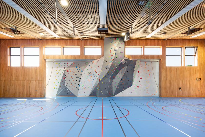 Vue intérieur sur mur d'escalade