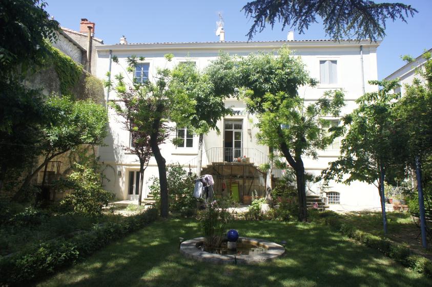 Vue de l'immeuble depuis le jardin du rdc