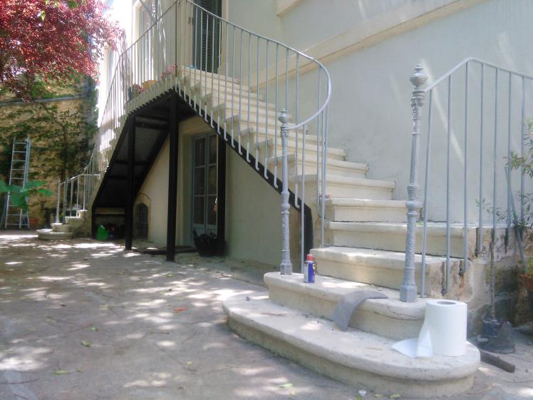 Vue de l'escalier extérieur après restauration