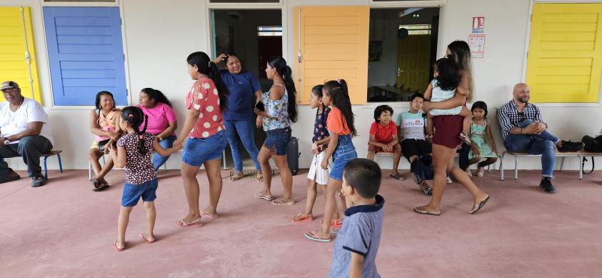 Les habitants arrivent dans l'école