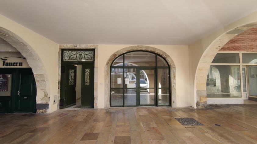 Façade, sous les arcades, rénovée