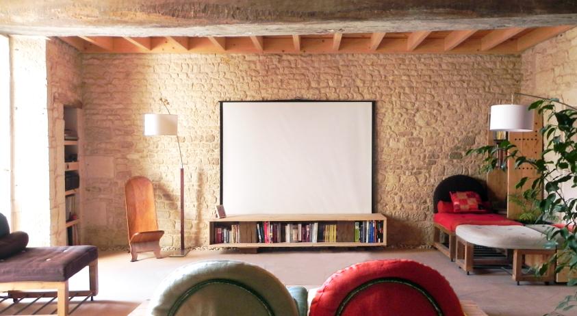 Le bâtiment rénové et isolé par l'extérieur dévoile ses matériaux naturels et pr