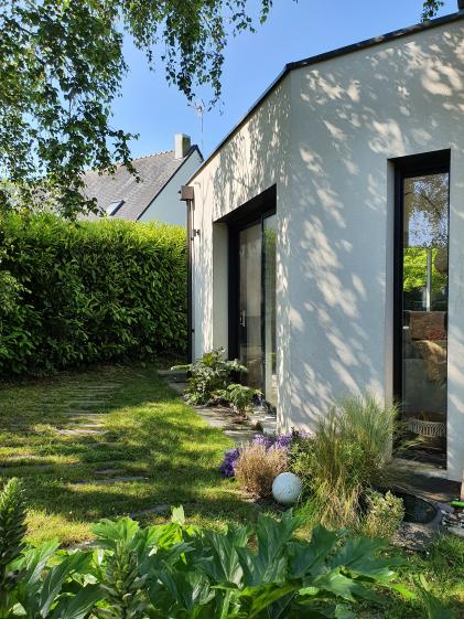 Extension de maison - pas japonais en piquets d'ardoise