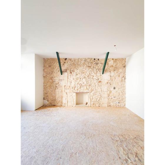 Vue d'ensemble avec mur en pierre