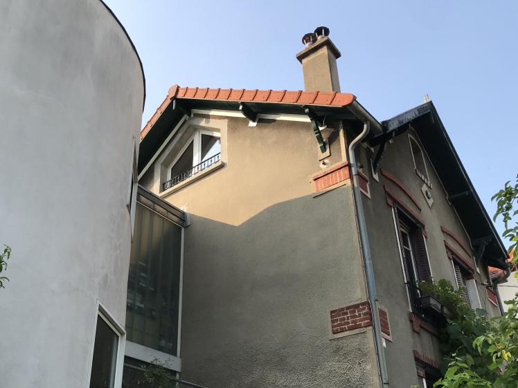 La nouvelle grande fenêtre des combles change l'aspect de la façade et ouvre de belles vues
