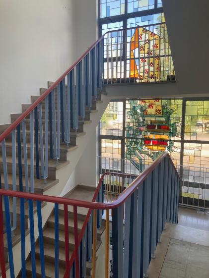 Vue escalier + vitrail.