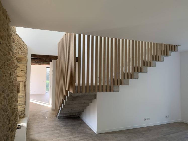 Travail sur la rembarde de l'escalier