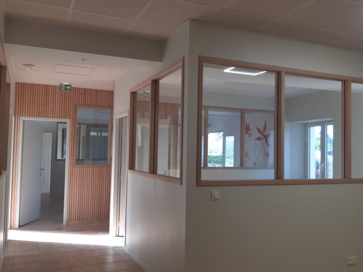 Bureaux lumineux composés de parois acoustiques et menuiseries en hêtre et vitrage acoustique