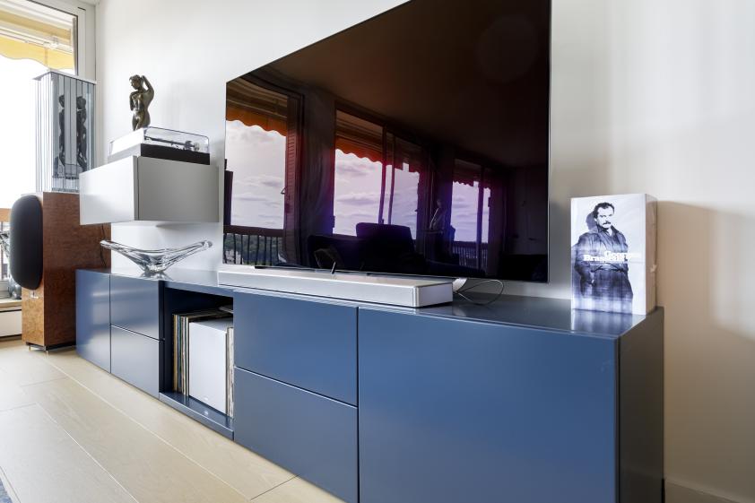 meuble TV dessiné par Kahina Dutey Architectures - photo de Thibault Pousset
