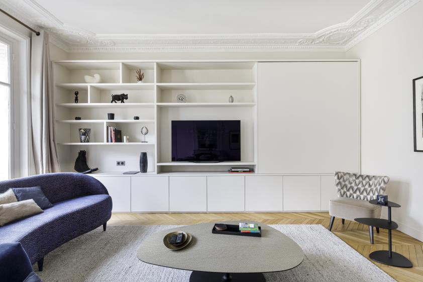 bibliothèque logeant TV avec panneau coulissant -  photo de Thibault Pousset