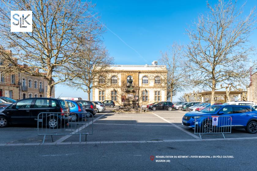 Pôle culturel à Mugron (40) - Place avec entrée principale