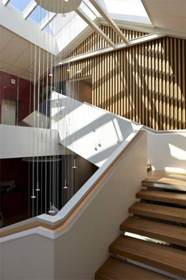 Escalier : arrivée à la verrière qui illumine toute l'agence.