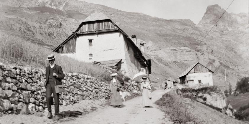 Fouillouse, commune de Saint-Paul-sur-Ubaye : bâtiment en longueur implanté parallèlement à une forte pente, environs 1900. Source : Fond Gassier n°210.