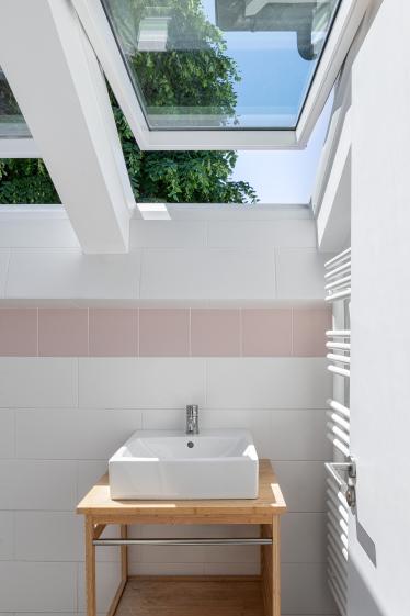 Salle d'eau baignée de lumière naturelle