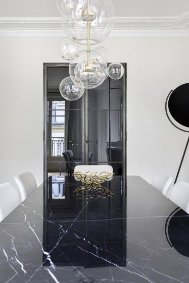 salle à manger/porte acier fine line/ suspension bolle giopato&coombes - photo de Thibault Pousset