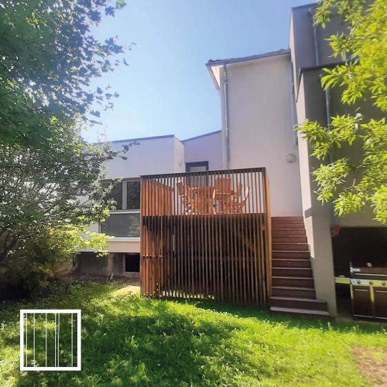 extension de maison et terrasse sur pilotis sur le jardin à l'arrière