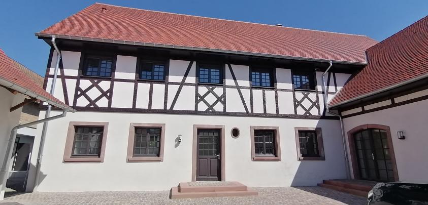 Cour intérieure pavée du corps de ferme reconstruit