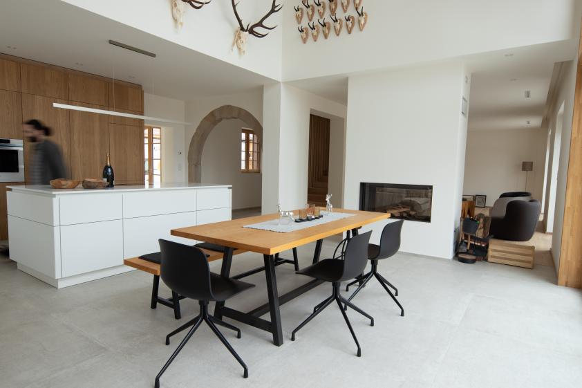 Salle à manger en double hauteur avec plafond acoustique
