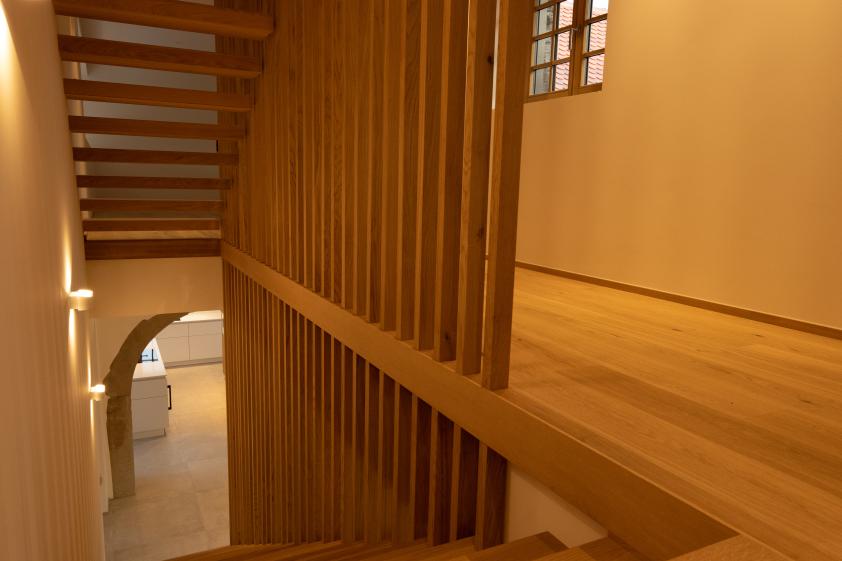 Escalier en bois su-mesure avec garde-corps en claustra bois