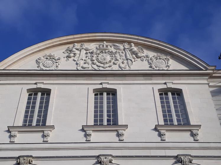 Vue recentrée sur le fronton