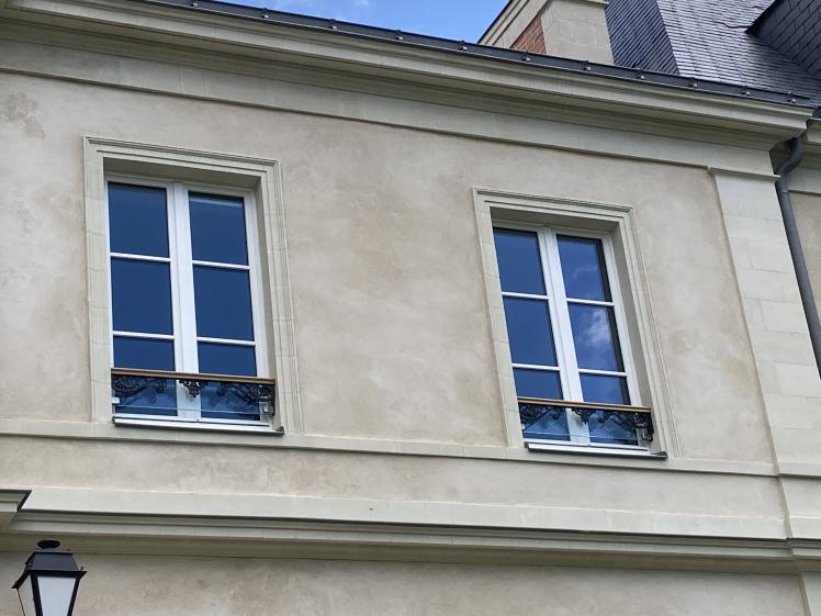 Vue recentrée sur 2 baies en façade