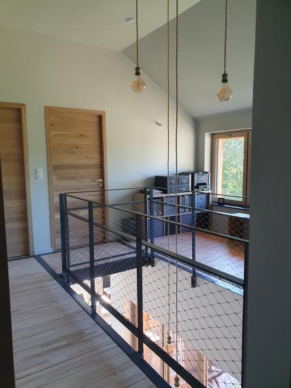 Passerelle vers les chambres et bureau