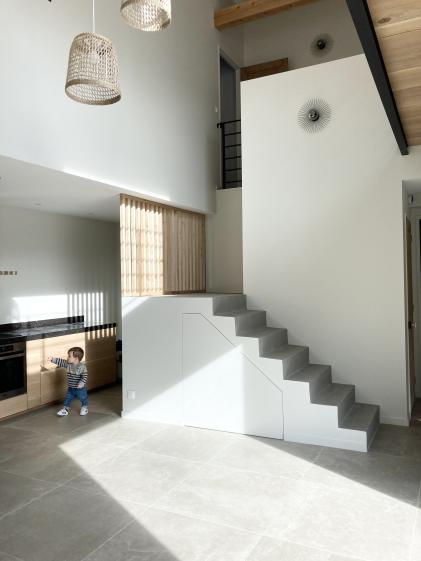 Au centre, un escalier