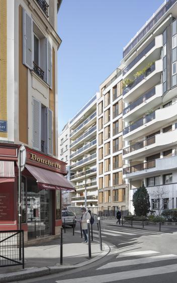 Boulogne // Vue depuis l’angle des rues Michelet et Bellevue. Une pièce contemporaine sobre et lisible s’insère entre deux immeubles des années 80 pour créer en créant une continuité visuelle.
