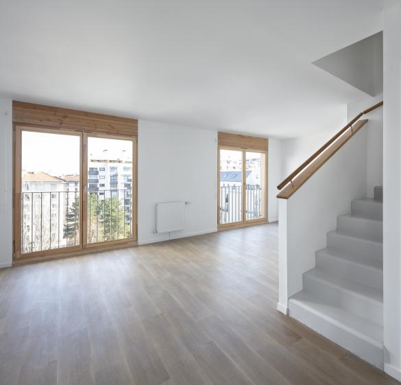 Boulogne // Intérieur d’un duplex. Grandes ouvertures avec des menuiseries en bois. 