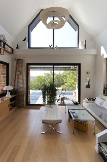 Transformation d'une grange en maison contemporaine par l'atelier S, architecte basé à Toulouse : volume généreux dans un esprit contemporain pour le salon