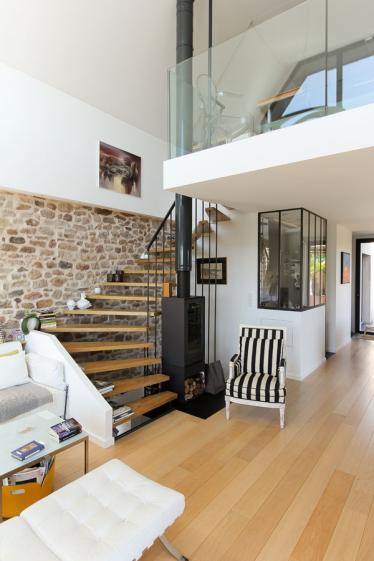 Transformation d'une grange en maison contemporaine par l'atelier S, architecte basé à Toulouse : escalier vers la mezzanine suspendue