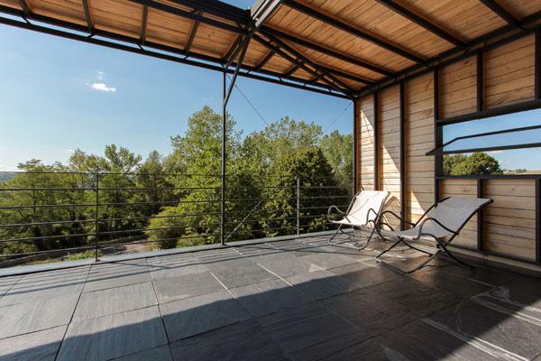 Transformation d'une grange en maison contemporaine par l'atelier S, architecte basé à Toulouse : la terrasse "dans les arbres"