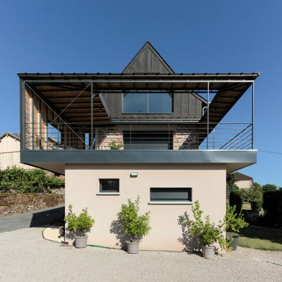 Transformation d'une grange en maison contemporaine par l'atelier S, architecte basé à Toulouse : La terrasse sur le volume créé avec la suite parentale