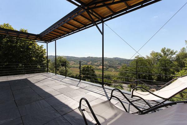 Transformation d'une grange en maison contemporaine par l'atelier S, architecte basé à Toulouse : la terrasse ouest pour profiter des couchers de soleil sur le paysage