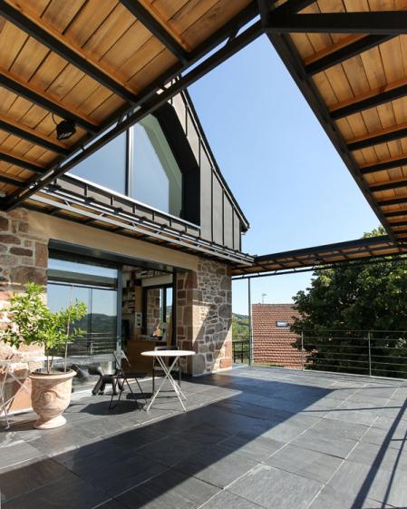 Transformation d'une grange en maison contemporaine par l'atelier S, architecte basé à Toulouse : la terrasse ouest pour profiter des couchers de soleil sur le paysage