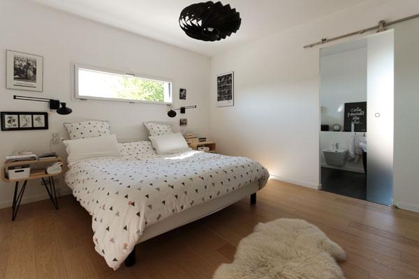 Transformation d'une grange en maison contemporaine par l'atelier S, architecte basé à Toulouse : suite parentale tout confort