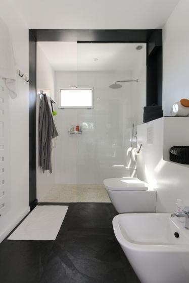 Transformation d'une grange en maison contemporaine par l'atelier S, architecte basé à Toulouse : design contemporain et lumineux jusque dans les salles de bain