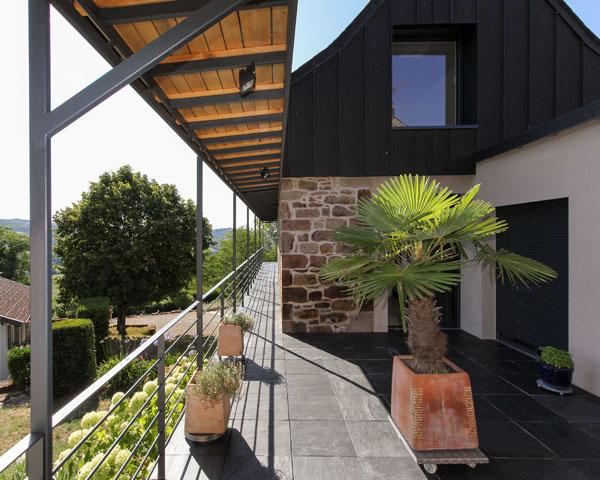 Transformation d'une grange en maison contemporaine par l'atelier S, architecte basé à Toulouse : la coursive reliant les deux terrasses