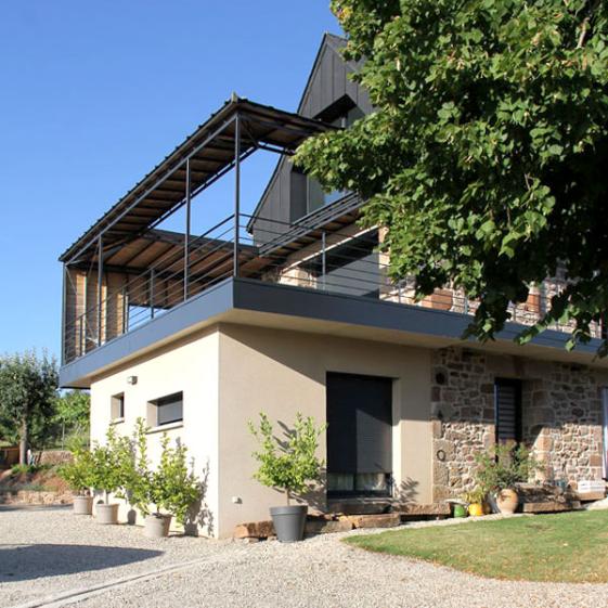 Transformation d'une grange en maison contemporaine par l'atelier S, architecte basé à Toulouse : La terrasse sur le volume créé avec la suite parentale