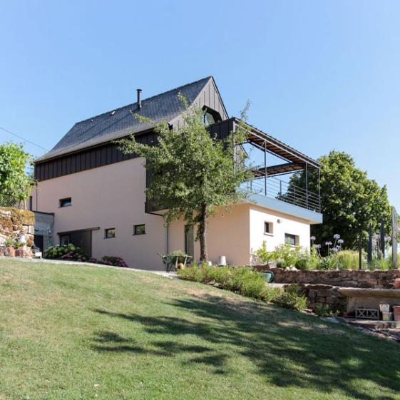 Transformation d'une grange en maison contemporaine par l'atelier S, architecte basé à Toulouse : La terrasse sur le volume créé avec la suite parentale