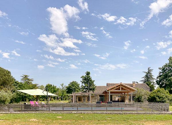 Rénovation complète d'une ferme avec création de piscine par l'Atelier S, architecte basé à Toulouse : la piscine et l'abri avec pergola créés