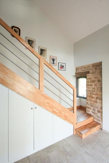 Rénovation complète d'une ferme avec création de piscine par l'Atelier S, architecte basé à Toulouse : l'escalier menant à la chambre d'ami