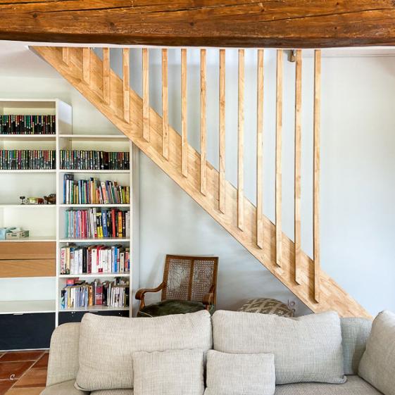 Rénovation complète d'une ferme avec création de piscine par l'Atelier S, architecte basé à Toulouse : lescalier menant à l'étage avec les chambres d'enfant